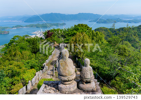 從廣島縣島波海道白瀧山頂可以欣賞到因島和瀨戶內海的壯麗景色。 從廣島縣島波海道白瀧山頂可以欣賞到因島和瀨戶內海的壯麗景色。 139529743