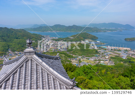 從廣島縣島波海道白瀧山頂可以欣賞到因島和瀨戶內海的壯麗景色。 從廣島縣島波海道白瀧山頂可以欣賞到因島和瀨戶內海的壯麗景色。 139529746