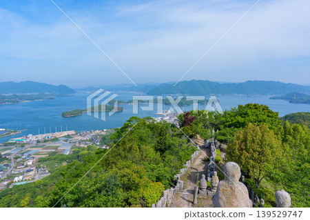 從廣島縣島波海道白瀧山頂可以欣賞到因島和瀨戶內海的壯麗景色。 從廣島縣島波海道白瀧山頂可以欣賞到因島和瀨戶內海的壯麗景色。 139529747