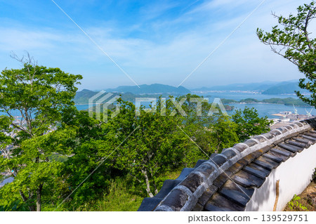 從廣島縣島波海道白瀧山頂可以欣賞到因島和瀨戶內海的壯麗景色。 從廣島縣島波海道白瀧山頂可以欣賞到因島和瀨戶內海的壯麗景色。 139529751