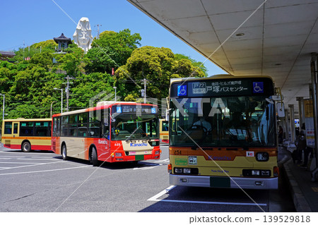 Kanagawa Chuo Buses depart one after another from the west exit bus terminal of Ofuna Station. 139529818