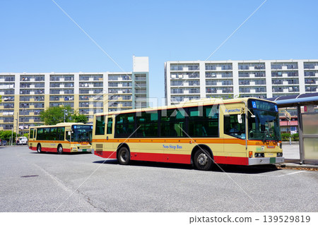 A line of Kanagawa Chuo Buses (old livery/Mitsubishi New and Old Aero Star) parked at the bus stop in front of Matano Park. 139529819