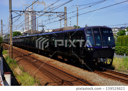 蒼鐵20000系列列車的深藍色車身在晴朗的天空下格外醒目。 139529821