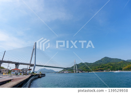 從因之島看到的生口橋:瀨戶內海島波海道的代表性橋樑景觀,位於廣島縣尾道市。 從因之島看到的生口橋:瀨戶內海島波海道的代表性橋樑景觀,位於廣島縣尾道市。 139529938