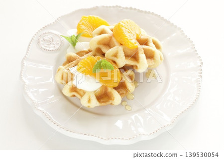 華夫餅上放著罐裝橘子 139530054