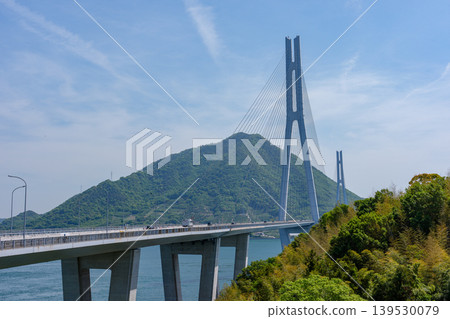 島波海道上的多多良大橋:橫跨瀨戶內海,連接生口島和大三島的風景優美的大橋。位於廣島縣和愛媛縣。 島波海道上的多多良大橋:橫跨瀨戶內海,連接生口島和大三島的風景優美的大橋。位於廣島縣和愛媛縣。 139530079