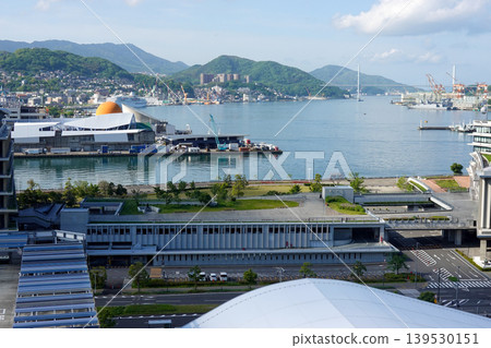 從長崎萬豪酒店眺望週邊地區,包括長崎港、稻佐山和JR長崎站(攝於2026年5月)。 從長崎萬豪酒店眺望週邊地區,包括長崎港、稻佐山和JR長崎站(攝於2026年5月)。 139530151