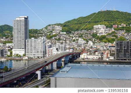 從長崎萬豪酒店眺望週邊地區,包括長崎港、稻佐山和JR長崎站(攝於2026年5月)。 從長崎萬豪酒店眺望週邊地區,包括長崎港、稻佐山和JR長崎站(攝於2026年5月)。 139530158
