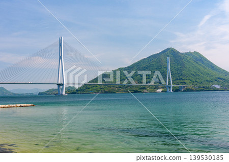 從島波海道的部分大三島可以欣賞到多多良大橋和瀨戶內海的壯麗景色。 139530185