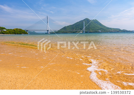 從大三島的沙灘上可以欣賞到瀨戶內海的壯麗景色，俯瞰著多多良橋和生口島，沿著島波海道而行。 139530372