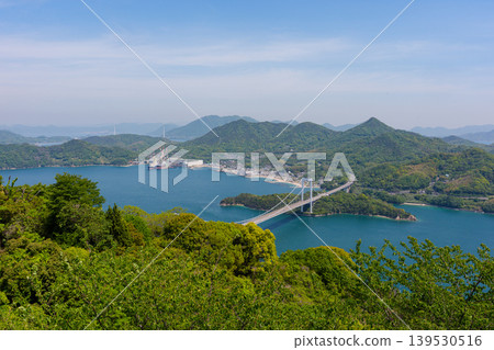 從愛媛郡今治市島波海道的加冴山展望公園可以欣賞到博多大島大橋和瀨戶內海的壯麗景色。 從愛媛郡今治市島波海道的加冴山展望公園可以欣賞到博多大島大橋和瀨戶內海的壯麗景色。 139530516
