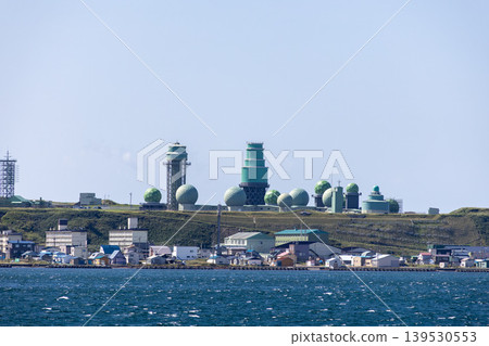 從海上眺望諾薩普岬周圍的設施；日本海上自衛隊稚內基地 139530553