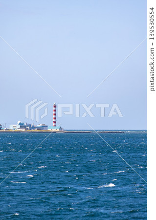 一座紅白相間的燈塔漂浮在海面上,北海道海景盡收眼底。 一座紅白相間的燈塔漂浮在海面上,北海道海景盡收眼底。 139530554