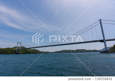 從愛媛郡今治市島波海道上的大島可以欣賞到博多大島大橋和瀨戶內海的壯麗景色。 從愛媛郡今治市島波海道上的大島可以欣賞到博多大島大橋和瀨戶內海的壯麗景色。 139530642