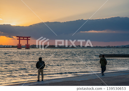 濱松市（靜岡縣）日落前的弁天島紅色鳥居景觀 139530653