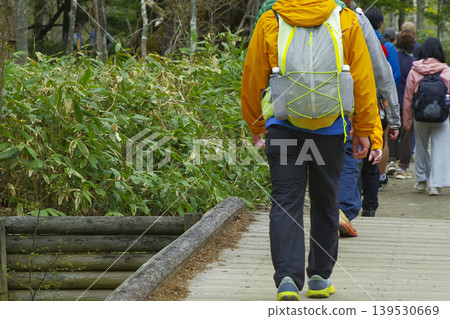 Hikers walking along the trails in Kamikochi 139530669