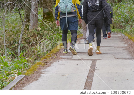 Hikers walking along the trails in Kamikochi 139530673