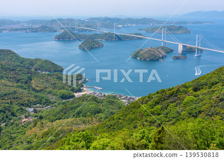從愛媛郡今治市島波海道的木山展望公園可以欣賞到來島海峽大橋和瀨戶內海諸島的壯麗景色。 從愛媛郡今治市島波海道的木山展望公園可以欣賞到來島海峽大橋和瀨戶內海諸島的壯麗景色。 139530818