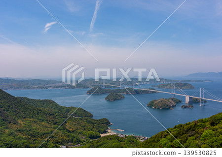 從愛媛郡今治市島波海道的木山展望公園可以欣賞到來島海峽大橋和瀨戶內海諸島的壯麗景色。 從愛媛郡今治市島波海道的木山展望公園可以欣賞到來島海峽大橋和瀨戶內海諸島的壯麗景色。 139530825