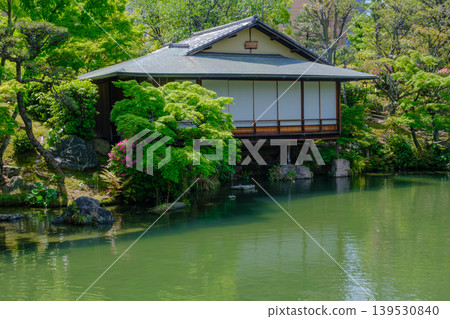 春天神戶市 Sorakuen 日本花園的 Enshintei 茶室和杜鵑花 139530840