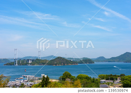 從愛媛郡今治市來島海峽服務區的觀景台上,可以欣賞到島上海峽大橋和瀨戶內海的壯麗景色。 從愛媛郡今治市來島海峽服務區的觀景台上,可以欣賞到島上海峽大橋和瀨戶內海的壯麗景色。 139530974