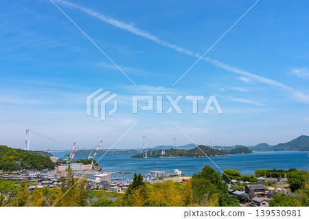 從愛媛郡今治市來島海峽服務區的觀景台上,可以欣賞到島上海峽大橋和瀨戶內海的壯麗景色。 從愛媛郡今治市來島海峽服務區的觀景台上,可以欣賞到島上海峽大橋和瀨戶內海的壯麗景色。 139530981