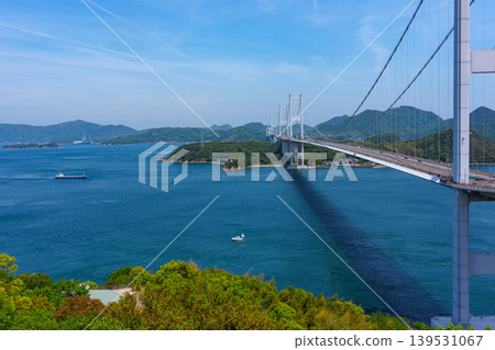從位於愛媛郡今治市的糸山公園(世界上第一座三懸索橋)可以欣賞到島上海峽大橋和瀨戶內海的壯麗景色。 從位於愛媛郡今治市的糸山公園(世界上第一座三懸索橋)可以欣賞到島上海峽大橋和瀨戶內海的壯麗景色。 139531067