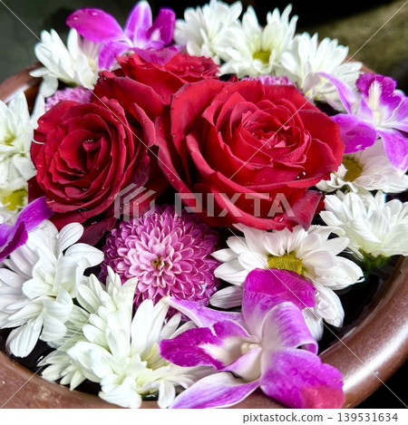 Flower arrangement in the water basin in May (roses, gerberas, ping pong chrysanthemums, dendrobium orchids) <Sugao Shrine/Okazaki City, Aichi Prefecture> Flower arrangement in the water basin in May (roses, gerberas, ping pong chrysanthemums, dendrobium orchids) <Sugao Shrine/Okazaki City, Aichi Prefecture> 139531634