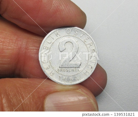 1954 年奧地利發行 2 格羅申硬幣。 1954 年奧地利發行 2 格羅申硬幣。 139531821