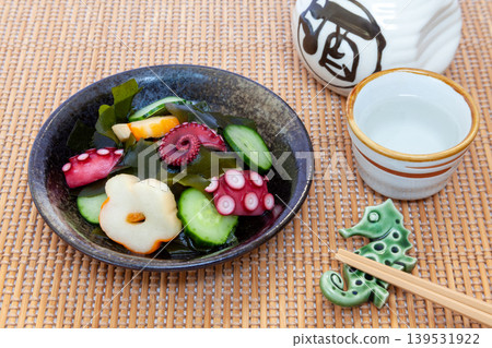 一道用醋醃製的菜餚,包括章魚、黃瓜、裙帶菜、花形小麥麵筋和清酒。 一道用醋醃製的菜餚,包括章魚、黃瓜、裙帶菜、花形小麥麵筋和清酒。 139531922