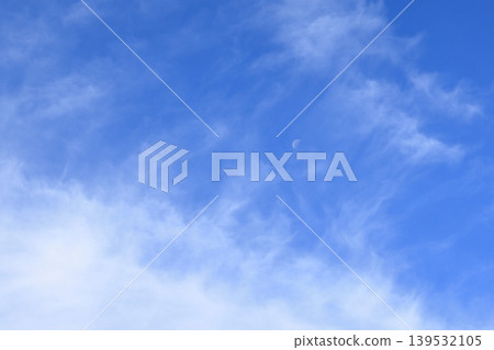五月晴朗的天空,一輪半月。 五月晴朗的天空,一輪半月。 139532105