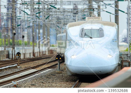 An N700 series 7000 series (S編成) train arriving at Tokuyama Station. An N700 series 7000 series (S編成) train arriving at Tokuyama Station. 139532686