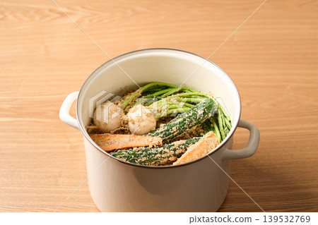 搪瓷容器裝醃菜 139532769
