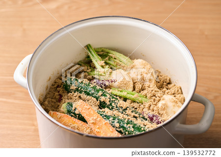 搪瓷容器裝醃菜 139532772