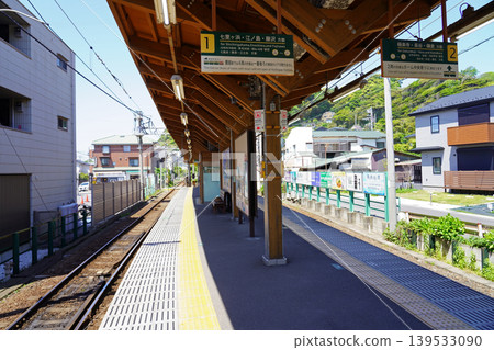 The platform at Inamuragasaki Station on the Enoden line on a clear spring day. 139533090