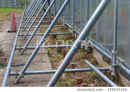 Temporary fencing at a construction site (reinforced with steel plates and single-pipe scaffolding) Temporary fencing at a construction site (reinforced with steel plates and single-pipe scaffolding) 139533168
