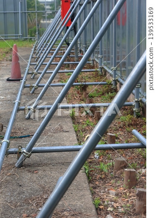 Temporary fencing at a construction site (reinforced with steel plates and single-pipe scaffolding) Temporary fencing at a construction site (reinforced with steel plates and single-pipe scaffolding) 139533169