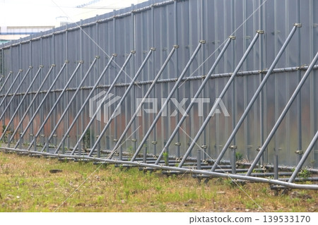 Temporary fencing at a construction site (reinforced with steel plates and single-pipe scaffolding) Temporary fencing at a construction site (reinforced with steel plates and single-pipe scaffolding) 139533170