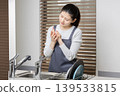 Women concerned about rough hands from doing housework/housework-related troubles 139533815