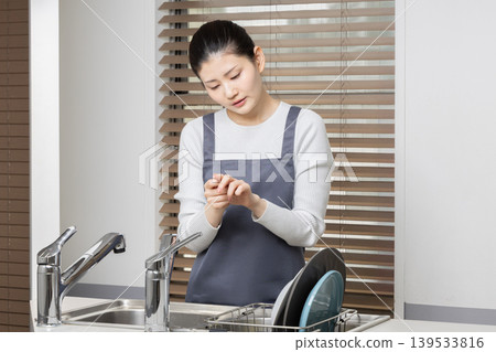 Women concerned about rough hands from doing housework/housework-related troubles Women concerned about rough hands from doing housework/housework-related troubles 139533816