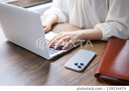 在辦公室使用筆記型電腦的年輕女商人 在辦公室使用筆記型電腦的年輕女商人 139534474