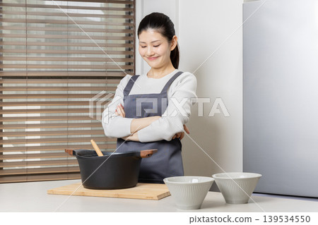畫面中一位女性正在做飯,做家務,並為自己烹飪。 畫面中一位女性正在做飯,做家務,並為自己烹飪。 139534550