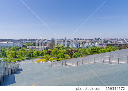 從屋頂可以俯瞰鬱鬱蔥蔥的城市全景。 從屋頂可以俯瞰鬱鬱蔥蔥的城市全景。 139534572