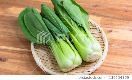 籃子裡的新鮮小白菜,木桌 籃子裡的新鮮小白菜,木桌 139534599