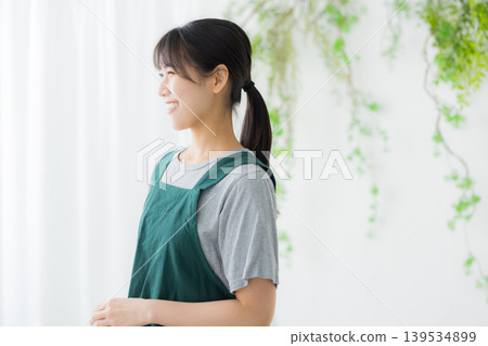 A woman wearing an apron to guide A woman wearing an apron to guide 139534899