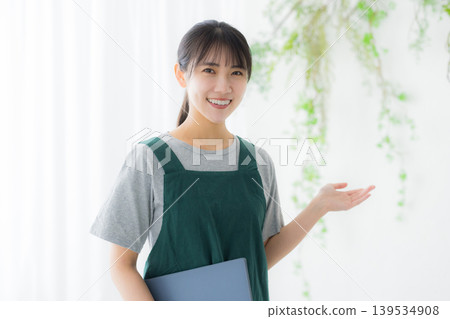 圍裙帶路的女人 圍裙帶路的女人 139534908
