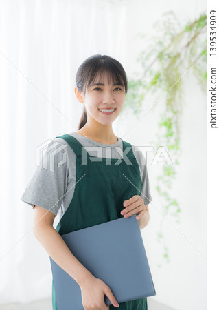 A woman wearing an apron to guide A woman wearing an apron to guide 139534909