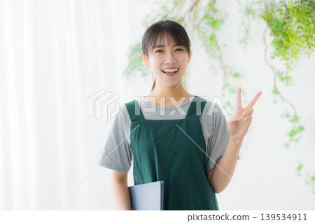 圍裙帶路的女人 圍裙帶路的女人 139534911