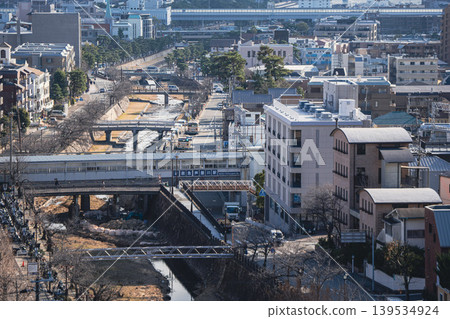 郊區城鎮景觀，有河流、火車站和山脈。 139534924