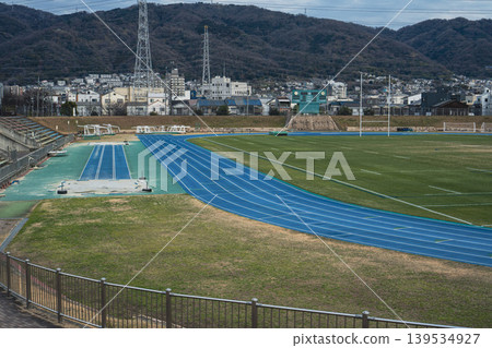 田徑場在城市景觀和山脈的映襯下綿延展開。 田徑場在城市景觀和山脈的映襯下綿延展開。 139534927